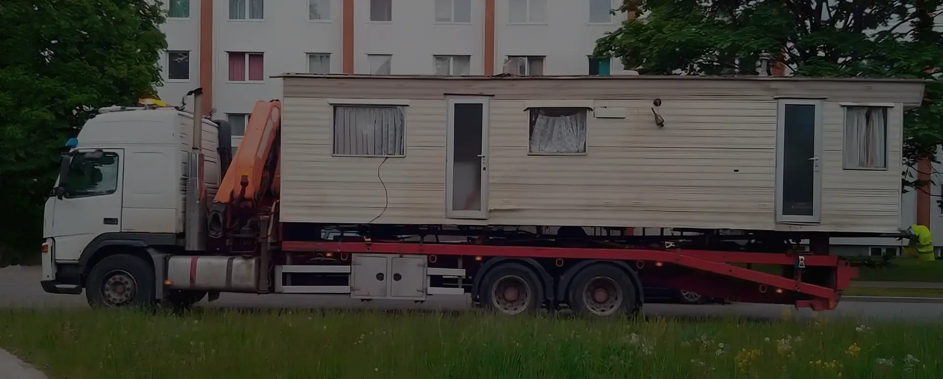 Получить онлайн цены на доставку низким тралом дом вагона в селе Усть-Чарышская Пристань (Сибирский округ - Алтайский край) на сайте самостоятельно