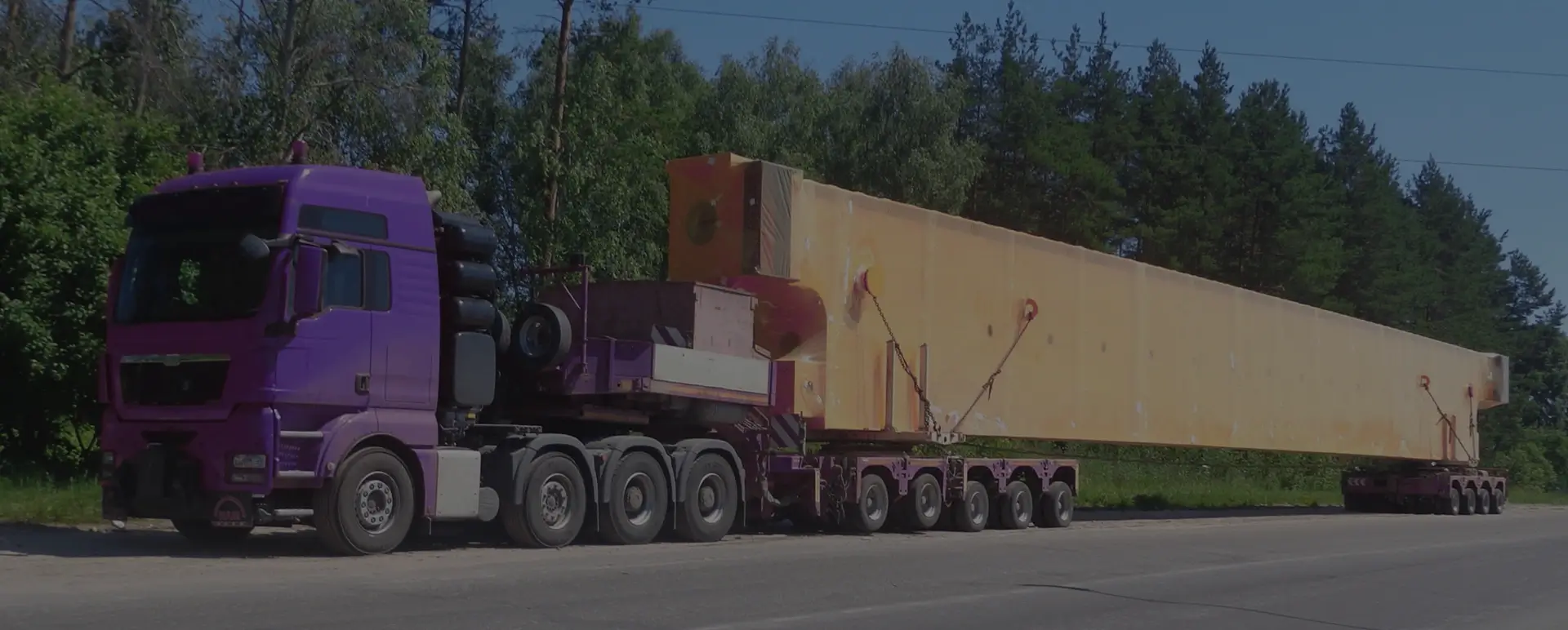 Осуществляем перевозку длинномерных строительных грузов в селе Усть-Чарышская Пристань (Сибирский округ - Алтайский край) прицепами с грузовой платформой